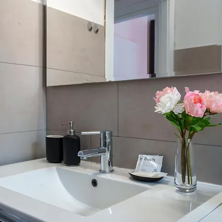 5' From Navigli: Wi-fi, Comfort E Relax Милан